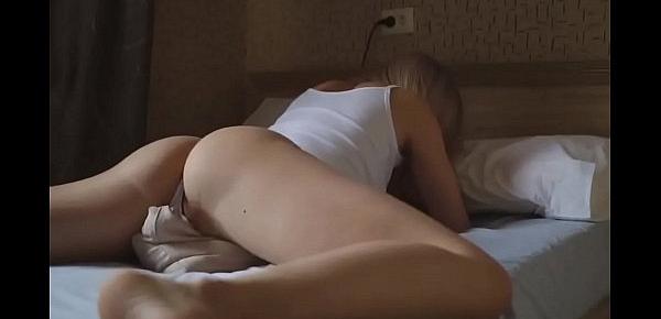  HOT BLONDE HAVING FUN WITH HUMPING A PILLOW FOR ORGASM